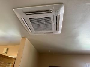 a air conditioner in a ceiling in a room at Dash House in Deadwood