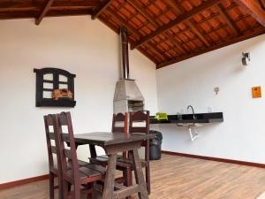 a kitchen with a table and chairs and a stove at A Casinha Lumiar in Lumiar