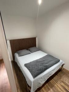 a small bedroom with a bed in a room at Appartement Mende 2 Chambres Canapé lit WIFI Gratuit in Mende