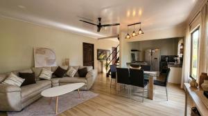 a living room with a couch and a table at Casa Congo Tamarindo in Villarreal