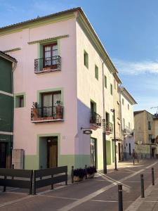 a pink building on the side of a street at Casa Rosetta Boutique in Xàtiva