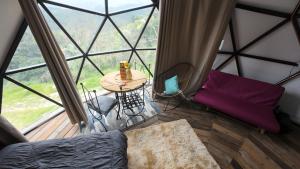 a room with a bed and a table in a tent at Casa Domo Glamping Entre las Nubes in Santa Rosalía