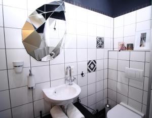 a bathroom with a sink and a mirror at Alt Wien in Vienna