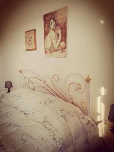1 dormitorio con 1 cama con una foto en la pared en Vacanze in Puglia, en Capurso