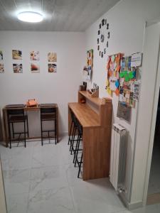 a office with a desk and two stools in a room at B&B Colle Degli Angeli in Penne