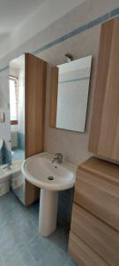 a bathroom with a sink and a mirror at Mansuè, appartamento con giardino fra Oderzo e Pordenone in Mansuè +15 photos
