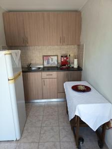 a small kitchen with a table with a plate on it at Villa Maria in Mángana