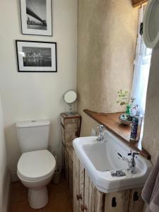 a bathroom with a toilet and a sink at Pathways, Beachwood Cottage in Bath +40 photos