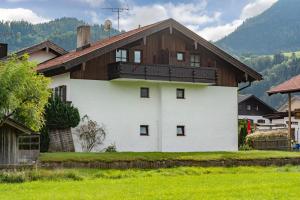 a white house with a balcony on top of it at Mit einem Traumblick App 37 in Oberaudorf