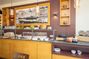 ein Restaurant mit einer Theke, auf der Essen angeboten wird in der Unterkunft Hotel La Baia in Cochem + 28 Fotos