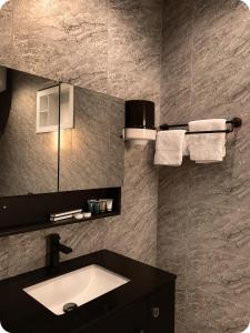a bathroom with a sink and a mirror at فيلا وشاليه الجبل الاحمر in Al-ʿUla +15 photos