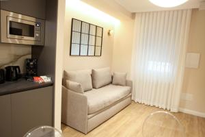 a living room with a couch and a microwave at Mariano Suites in Stigliano