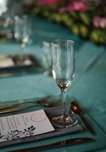 a wine glass sitting on top of a table at Hosteria Quinta Aidita in Guano +8 photos