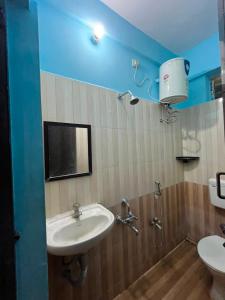 a bathroom with a sink and a toilet at The grand chateau in Singapperumālkovil