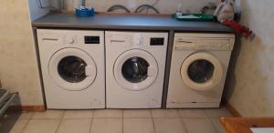 two washing machines and a counter in a laundry room at Gite Pinot Blanc n°3 à Kaysersberg in Kaysersberg