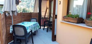 a table and chairs on the balcony of a building at Gite Pinot Blanc n°3 à Kaysersberg in Kaysersberg