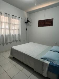 a bedroom with a bed and a fan at Casa com piscina em Canoa Quebrada in Canoa Quebrada