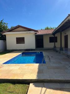 a swimming pool in the backyard of a house at Casa com piscina em Canoa Quebrada in Canoa Quebrada