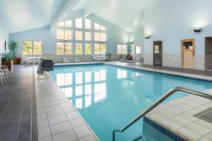 a large swimming pool with blue water at Best Western Plus Grant Creek Inn in Missoula