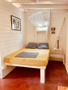 a bedroom with a bed in a room at Kaz Menard in Saint-Louis