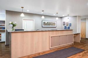 a lobby with a reception desk and flowers at Best Western Plus Grant Creek Inn in Missoula +69 photos