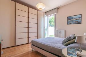 a bedroom with a bed and a table and a window at Ornella's apartment Relax-Wi-Fi e AC- ideale famiglie in Casale di Scodosia
