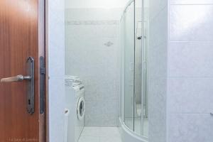 a bathroom with a shower and a washing machine at Ornella's apartment Relax-Wi-Fi e AC- ideale famiglie in Casale di Scodosia