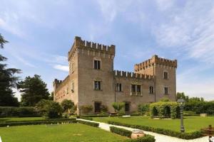 a large castle with two towers in a park at Ornella's apartment Relax-Wi-Fi e AC- ideale famiglie in Casale di Scodosia
