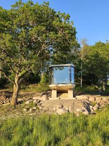 ein Glaskasten, der auf einem Steinhaufen steht in der Unterkunft Forest Capsule in Uddevalla