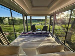 ein Schlafzimmer mit einem Bett, zwei Stühlen und einem Tisch in der Unterkunft Forest Capsule in Uddevalla + 11 Fotos