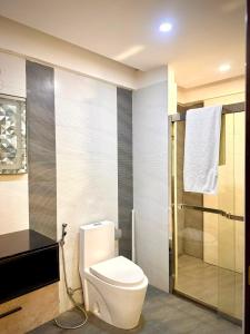 ein Badezimmer mit Toilette und Dusche in der Unterkunft Executive Penta Studio Luxury Apartments DHA Lahore in Lahore