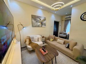 a living room with a couch and a tv at Haven 21 in Aja
