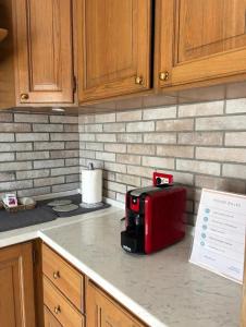 a red toaster sitting on top of a kitchen counter at Casa Vecellio in Noale
