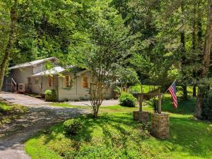 a house with an american flag in the yard at North 40 Lodge and Cabin in Clarkesville
