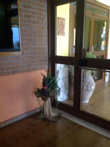 アナーニにあるAlbergo Ristorante Bar FEDERICOのレンガの壁のロビーと花瓶付きの窓