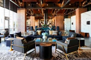 eine Lobby mit Sofas, einem Tisch und Stühlen in der Unterkunft Archer Hotel Tysons in Tysons Corner
