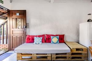 a living room with a couch and a wooden table at Pousada Lua Chalés in Maresias