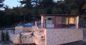una casetta in cima a un muro di mattoni di Amaruna LB a Al Qarşā