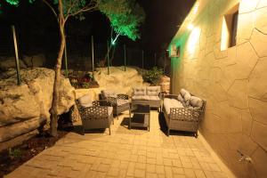 un gruppo di sedie sedute su un patio di notte di Amaruna LB a Al Qarşā