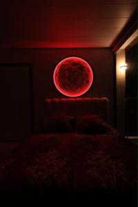 una stanza con un letto e un cerchio rosso sul muro di Amaruna LB a Al Qarşā