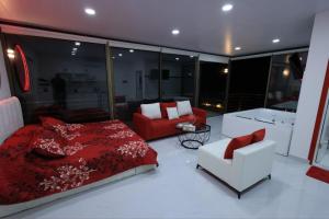 una camera da letto con un letto rosso e un soggiorno di Amaruna LB a Al Qarşā Altre 39 foto