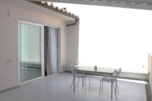 a dining room with a table and chairs and a window at Casa Lucibell in Prato