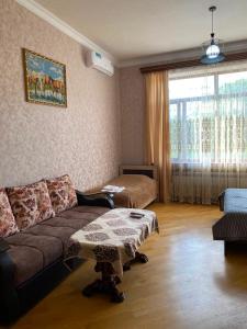 ein Wohnzimmer mit Sofa und Tisch in der Unterkunft Tegh Hotel in Goris