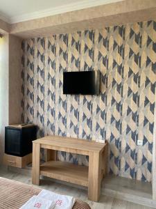 ein Wohnzimmer mit einem Fernseher an der Wand in der Unterkunft Tegh Hotel in Goris