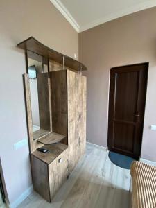 ein Ankleidezimmer mit Spiegel und Holzschrank in der Unterkunft Tegh Hotel in Goris + 33 Fotos