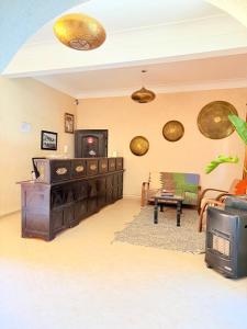 a living room with a couch and a table at Guest House Bagdad Café in Aït Benhaddou