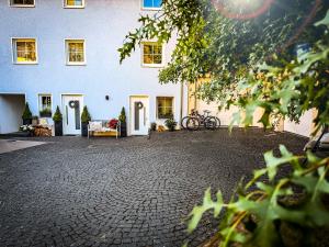 ein großes weißes Gebäude, vor dem Fahrräder geparkt waren in der Unterkunft SaaleLoft in Hirschberg