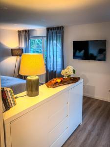 ein Schlafzimmer mit einem Bett und einem Tisch mit Obst darauf in der Unterkunft SaaleLoft in Hirschberg