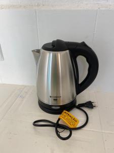 a tea kettle and a tag on a counter at Antonia Hospedaria 1 in Búzios
