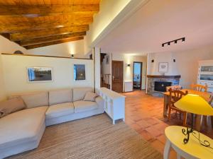 a living room with a couch and a table at El balcón de Cotefablo Chalet de Montaña con Jardín y Vistas - Arafita Apartamentos in Gavín
